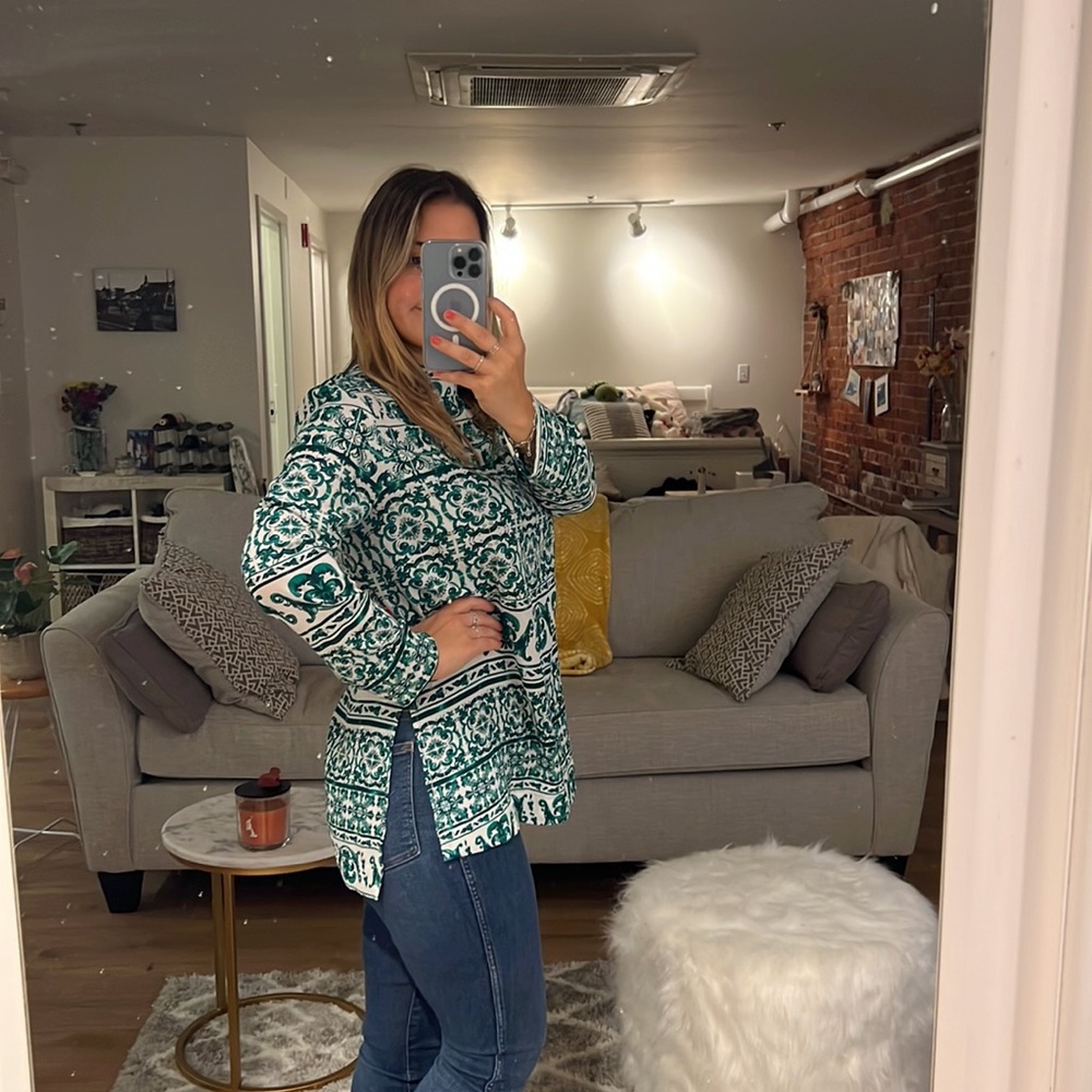 Lightweight, long green mosaic turtleneck